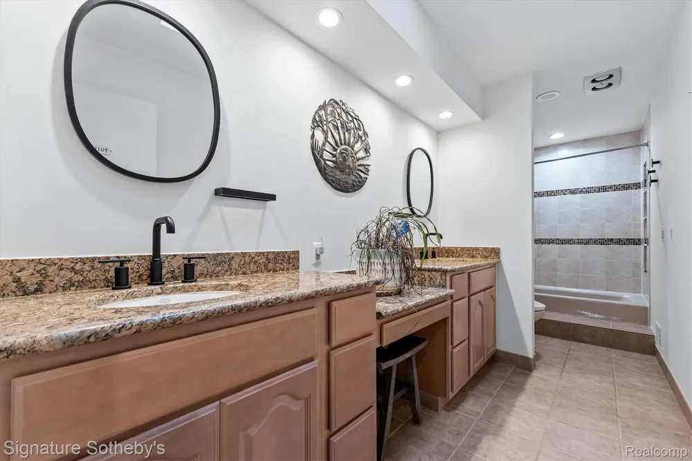 28575 Danvers Court Farmington Hills City, MI 48334