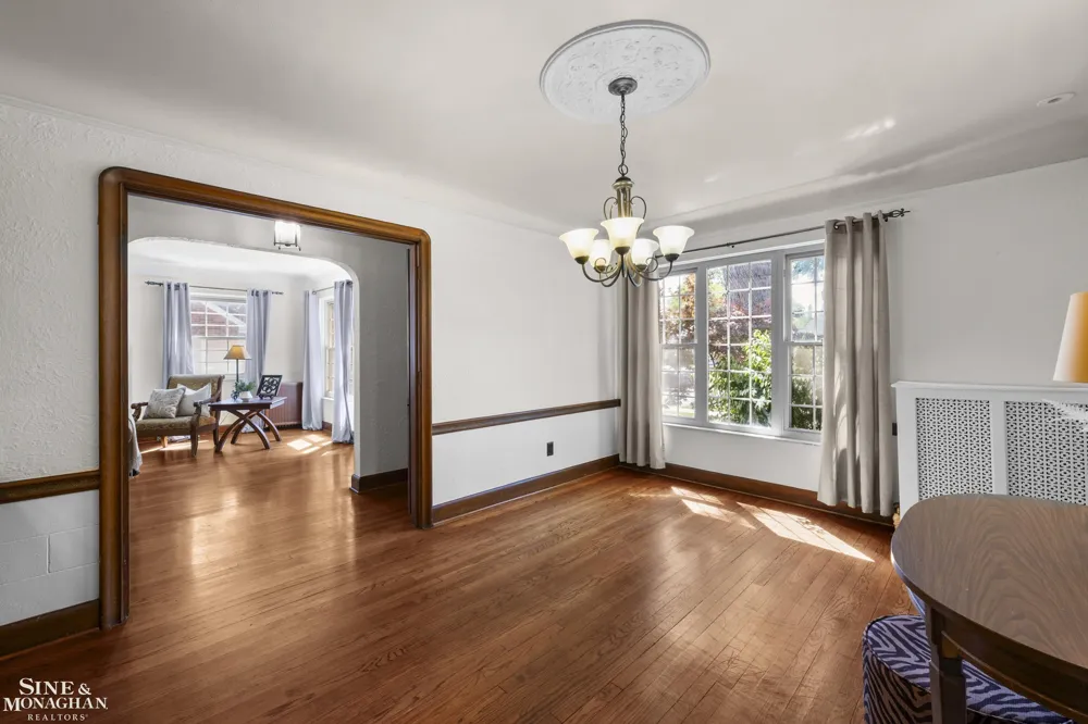 818 Cadieux Road Grosse Pointe City, MI 48230