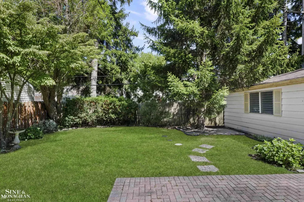 818 Cadieux Road Grosse Pointe City, MI 48230
