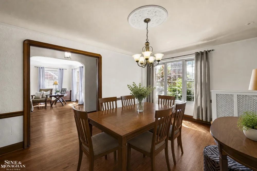 818 Cadieux Road Grosse Pointe City, MI 48230