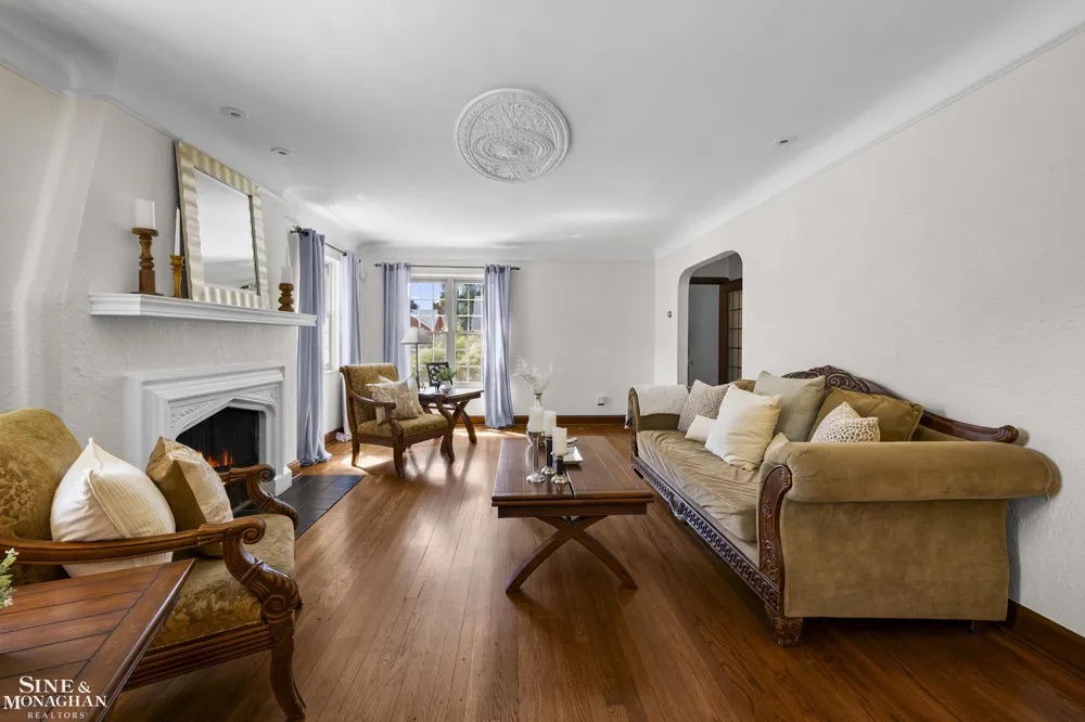 818 Cadieux Road Grosse Pointe City, MI 48230