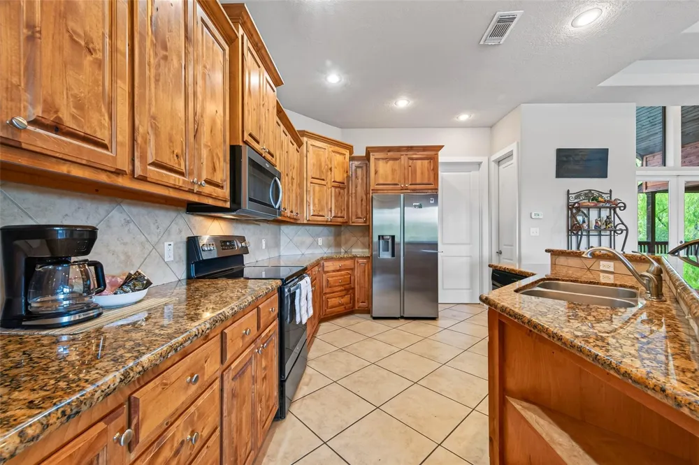 8 Smith Loop S Cleveland, TX 77327