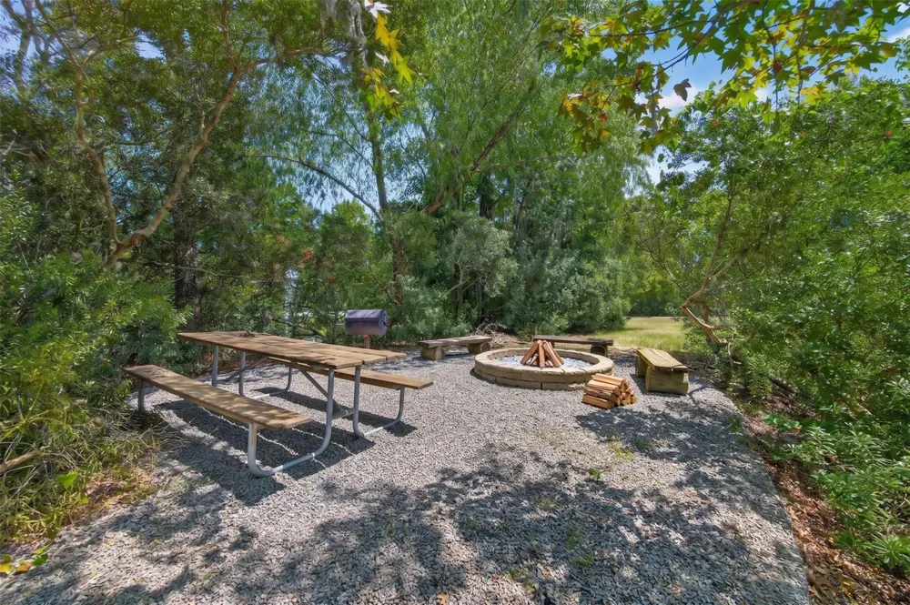8 Smith Loop S Cleveland, TX 77327