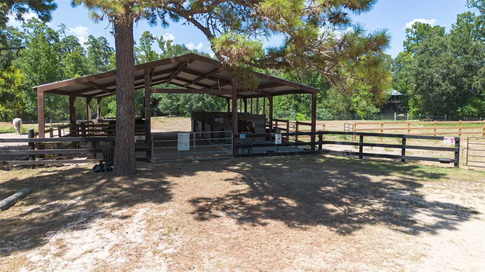 8 Smith Loop S Cleveland, TX 77327