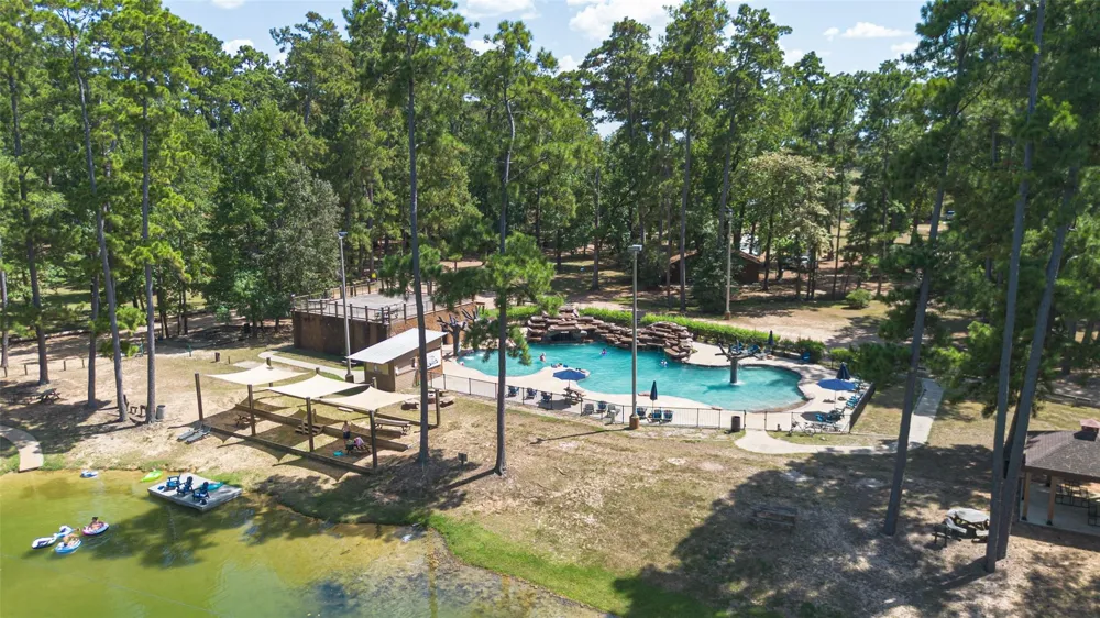 8 Smith Loop S Cleveland, TX 77327