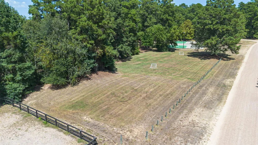 8 Smith Loop S Cleveland, TX 77327