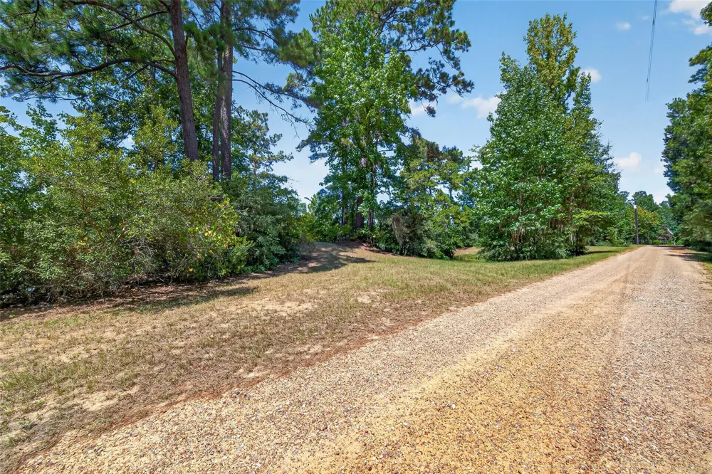 8 Smith Loop S Cleveland, TX 77327