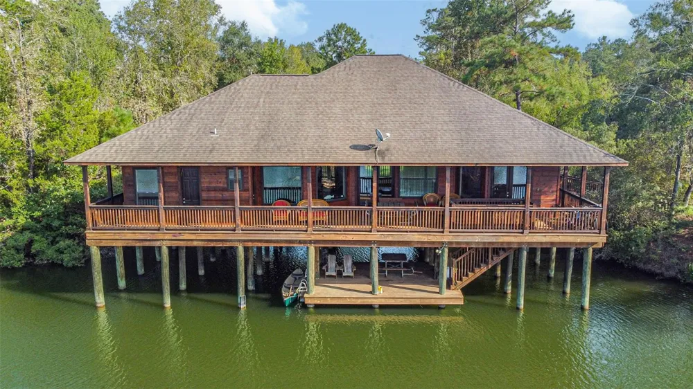 8 Smith Loop S Cleveland, TX 77327