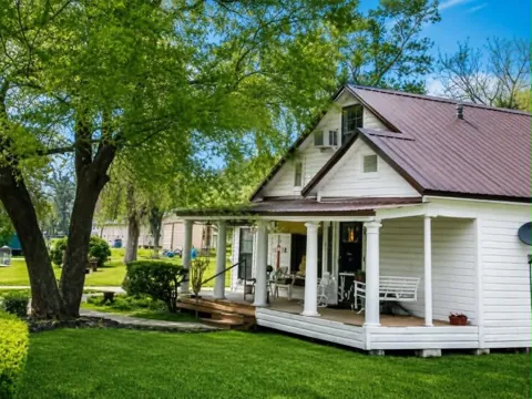 806 Hendry Road