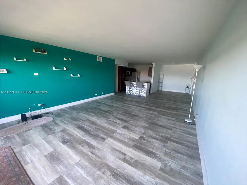 800 NE 195th St #709 Miami, FL 33179