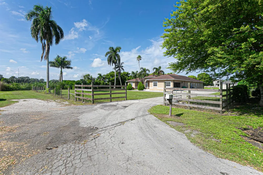 173 S Greenstar Avenue Pahokee, FL 33476