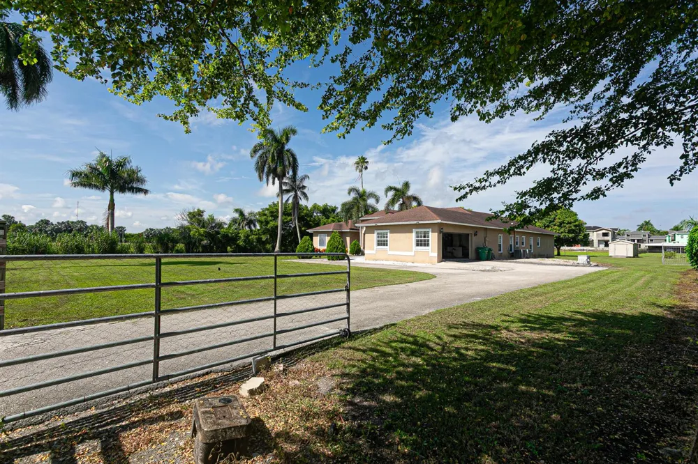 173 S Greenstar Avenue Pahokee, FL 33476