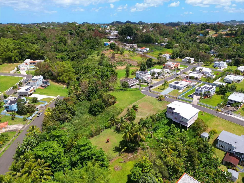 CALLE CEMI URB. HACIENDAS DEL CARIBE #B6 Toa Alta, PR 00953