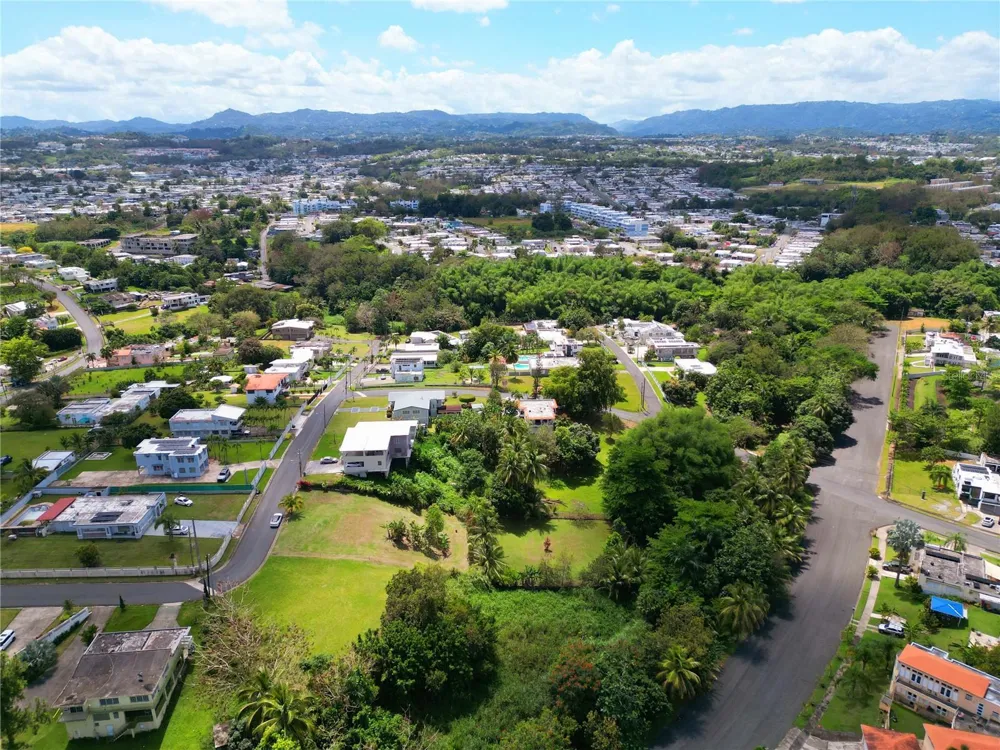 CALLE CEMI URB. HACIENDAS DEL CARIBE #B6 Toa Alta, PR 00953