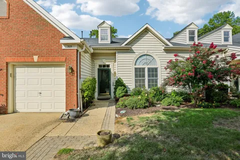 305 COLONY POINT PLACE