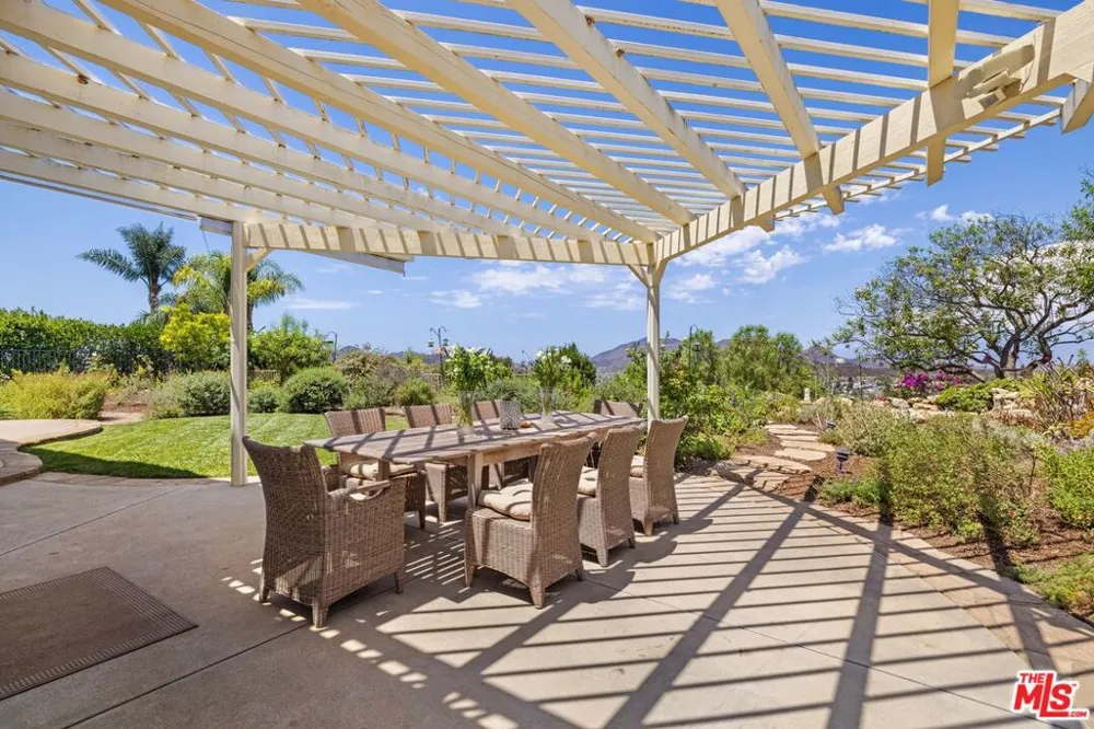 1098 Antelope Place Newbury Park, CA 91320