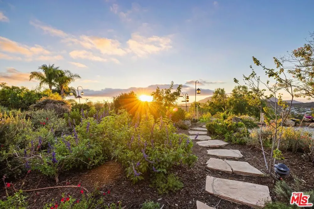 1098 Antelope Place Newbury Park, CA 91320