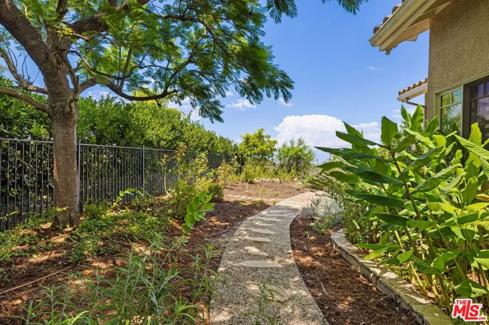 1098 Antelope Place Newbury Park, CA 91320