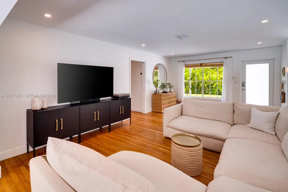 6761 SW 76th Ter South Miami, FL 33143