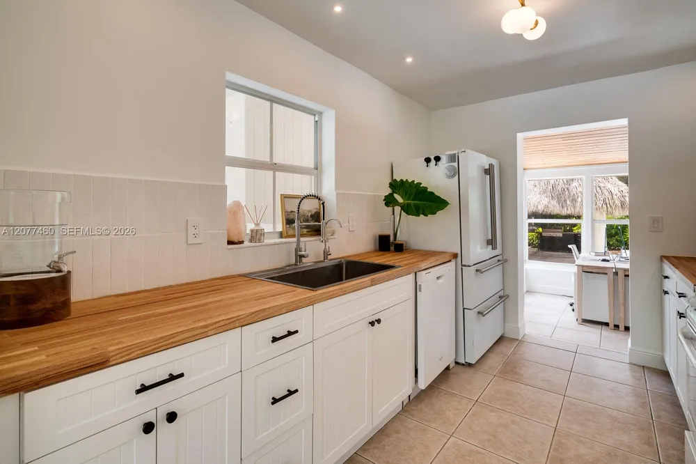 6761 SW 76th Ter South Miami, FL 33143