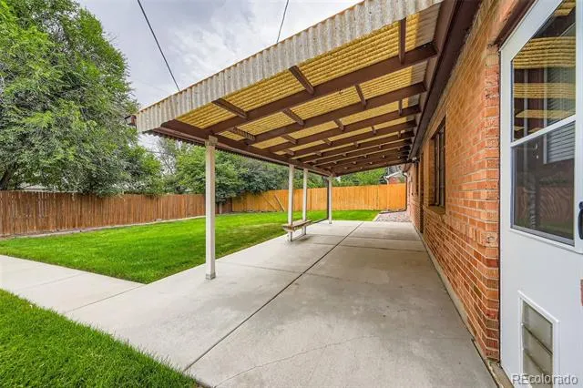 884 Troy Street Aurora, CO 80011