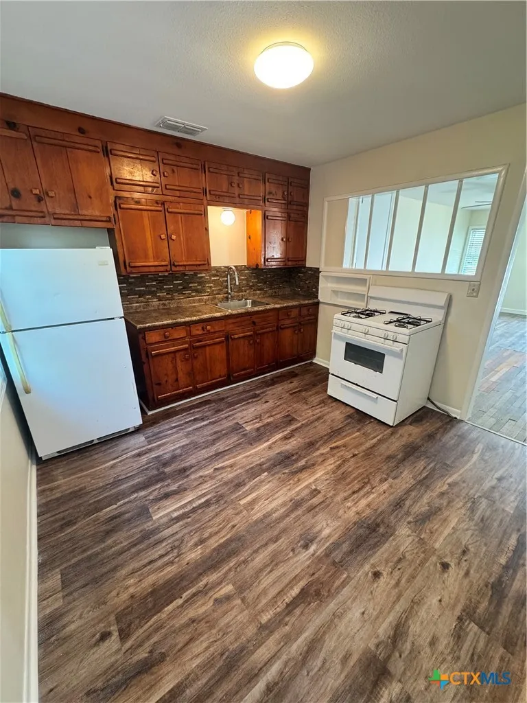 1312 E Mistletoe Avenue Victoria, TX 77901