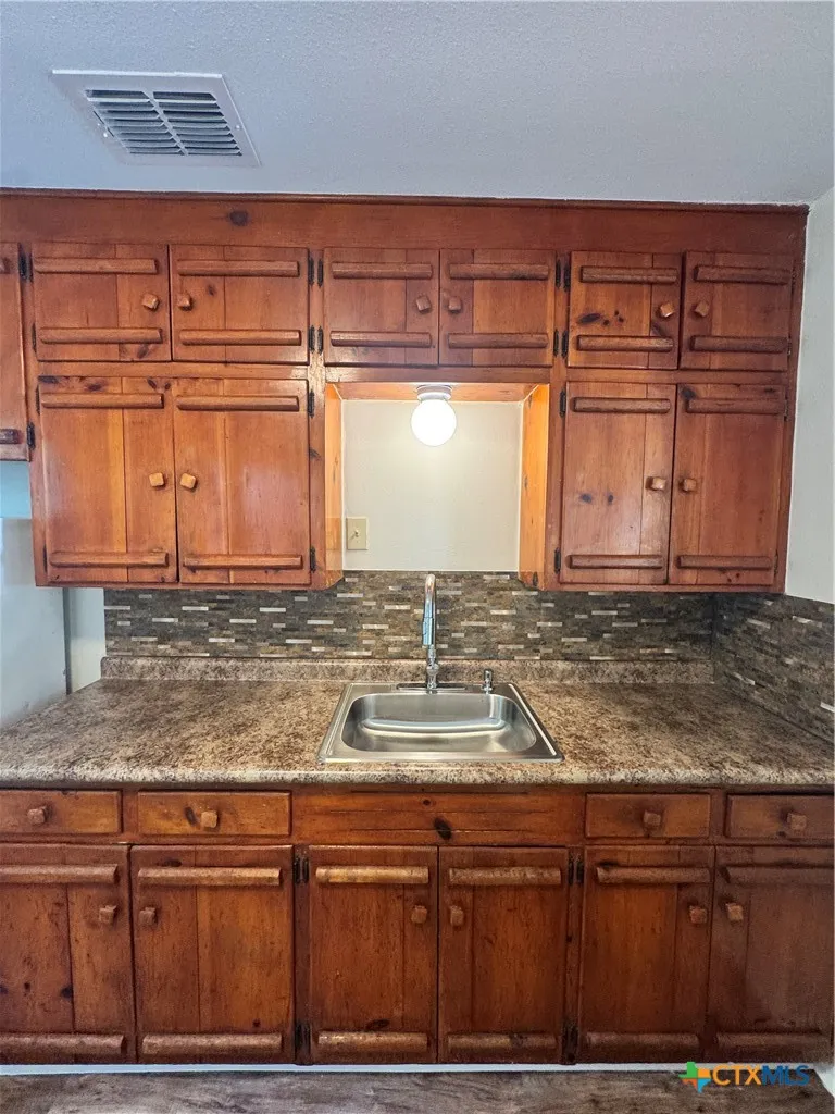 1312 E Mistletoe Avenue Victoria, TX 77901