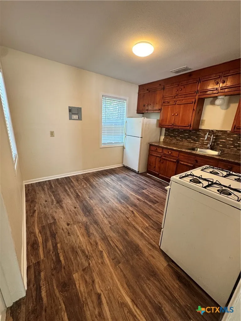 1312 E Mistletoe Avenue Victoria, TX 77901