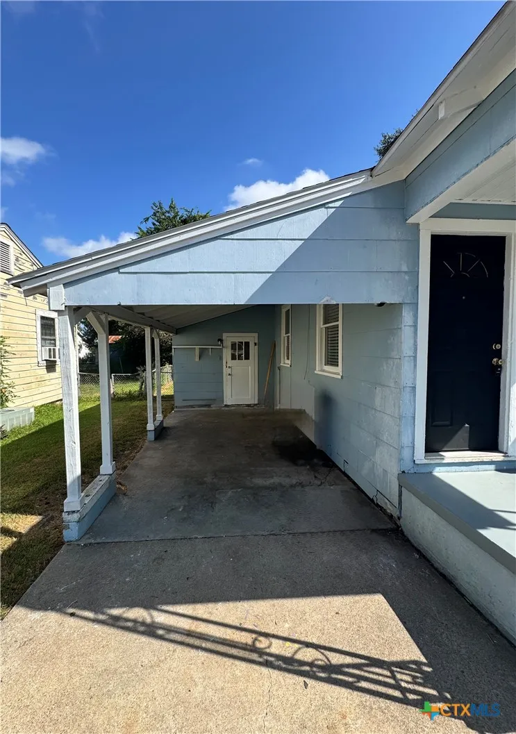 1312 E Mistletoe Avenue Victoria, TX 77901