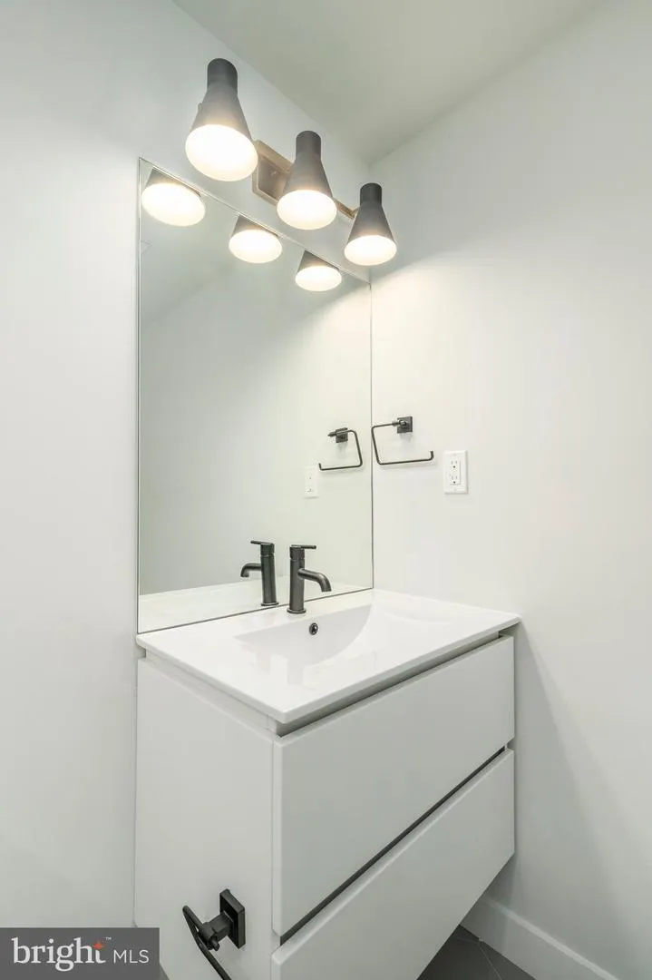 1102 GERMANTOWN AVENUE #204 Philadelphia, PA 19123