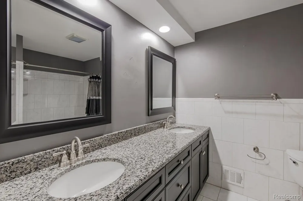 1050 Top View Road Bloomfield Hills City, MI 48304