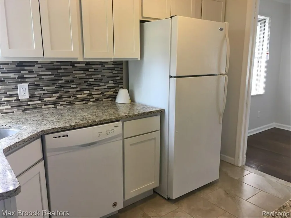 23140 ORCHARD LAKE Farmington City, MI 48336