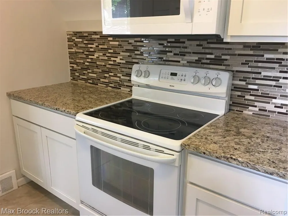 23140 ORCHARD LAKE Farmington City, MI 48336
