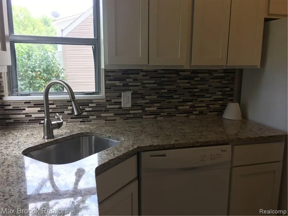 23140 ORCHARD LAKE Farmington City, MI 48336