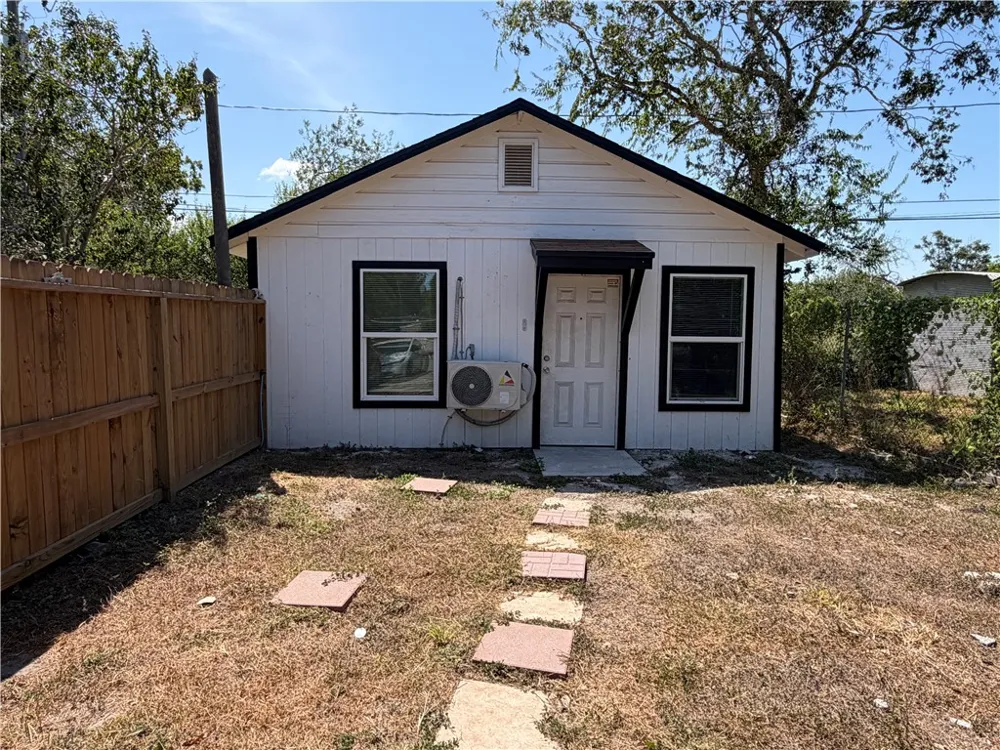 2725 Deer Street #B Corpus Christi, TX 78410