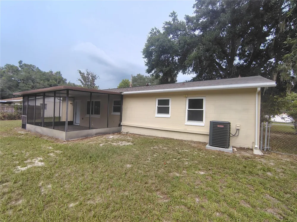 904 HICKORY AVENUE Fruitland Park, FL 34731
