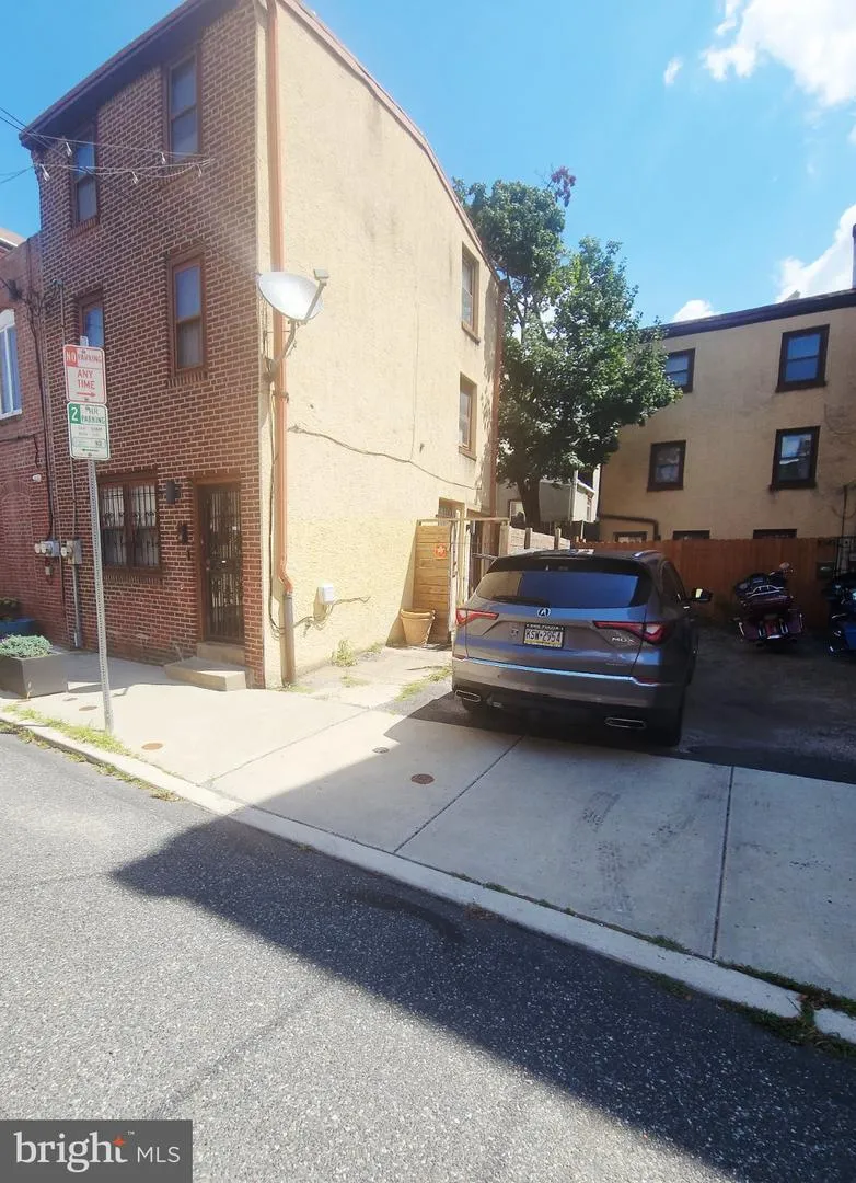 1043 LEITHGOW STREET Philadelphia, PA 19123