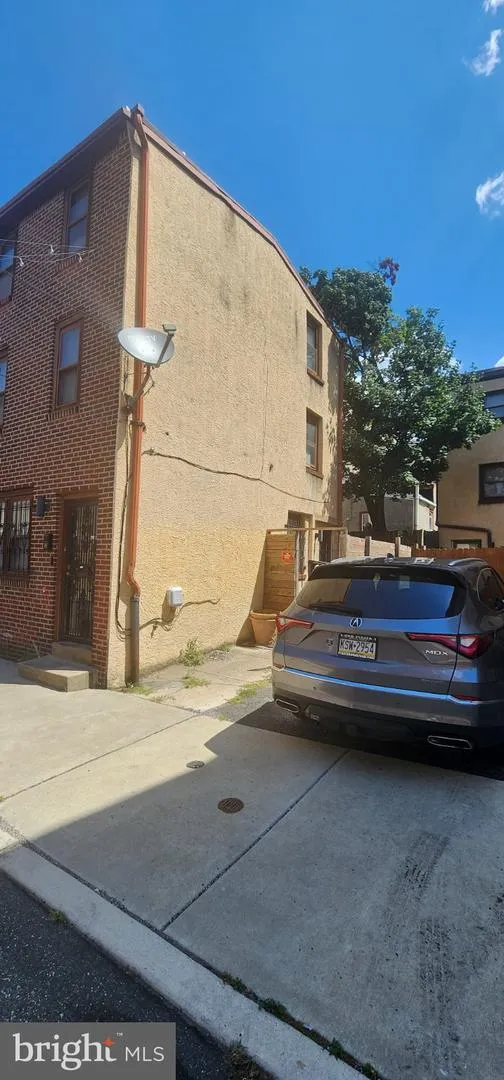 1043 LEITHGOW STREET Philadelphia, PA 19123