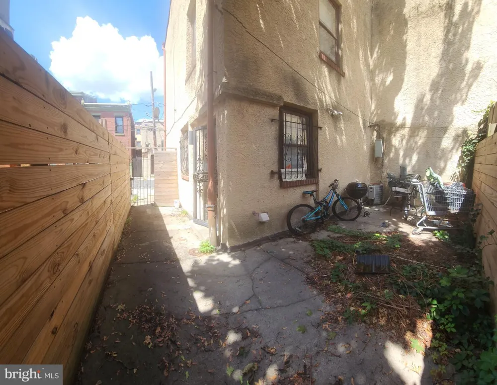 1043 LEITHGOW STREET Philadelphia, PA 19123