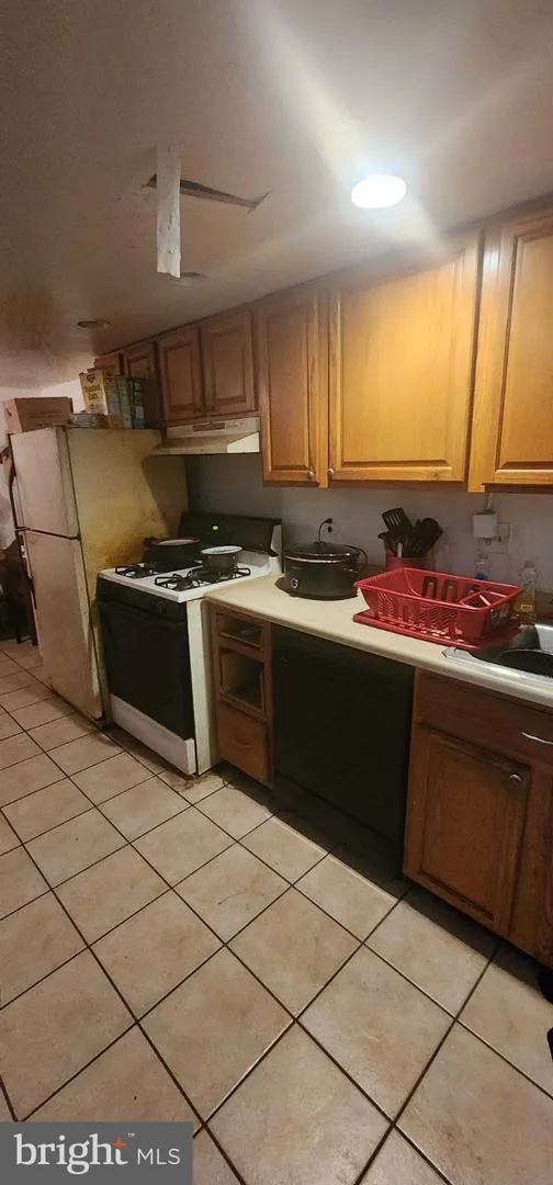 1043 LEITHGOW STREET Philadelphia, PA 19123