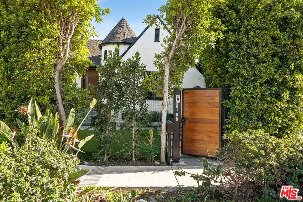 8700 Dorrington Avenue West Hollywood, CA 90048