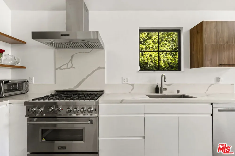 8700 Dorrington Avenue West Hollywood, CA 90048