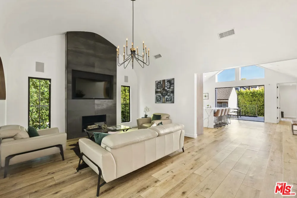 8700 Dorrington Avenue West Hollywood, CA 90048