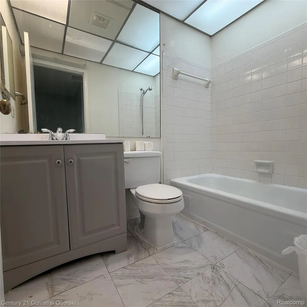 2926 Meadowbrook Court #C Orion Charter Township, MI 48360