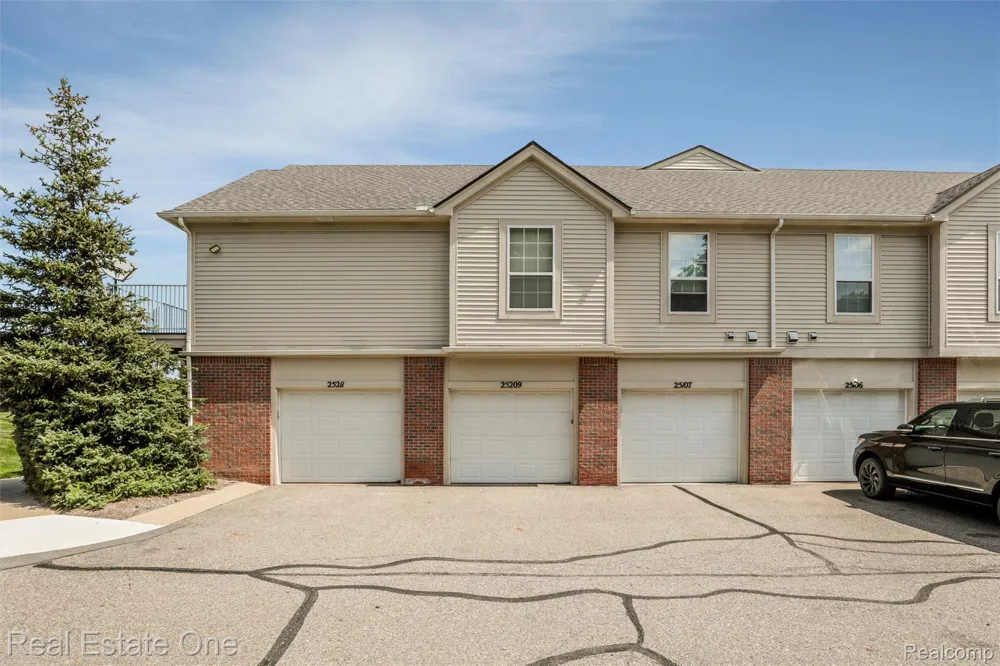 25209 Chesapeake Circle Commerce Charter Township, MI 48390