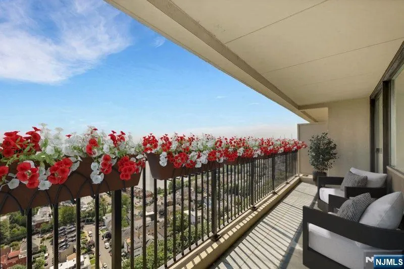 3 Horizon Road 1406 Fort Lee, NJ 07024