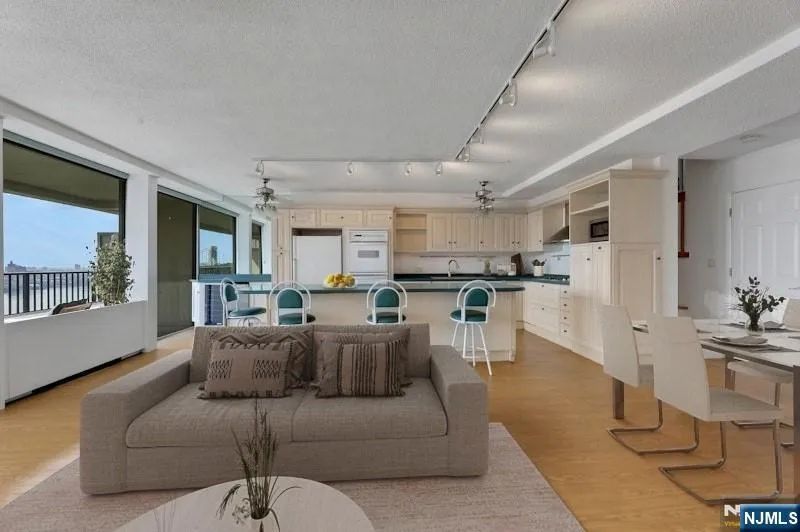 3 Horizon Road 1406 Fort Lee, NJ 07024