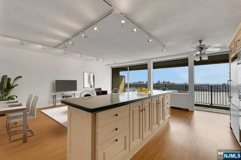 3 Horizon Road 1406 Fort Lee, NJ 07024