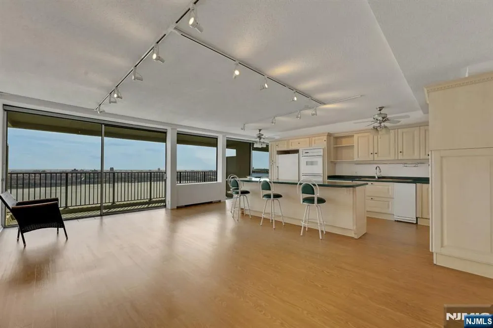 3 Horizon Road 1406 Fort Lee, NJ 07024