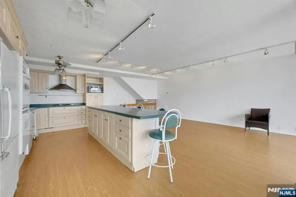 3 Horizon Road 1406 Fort Lee, NJ 07024